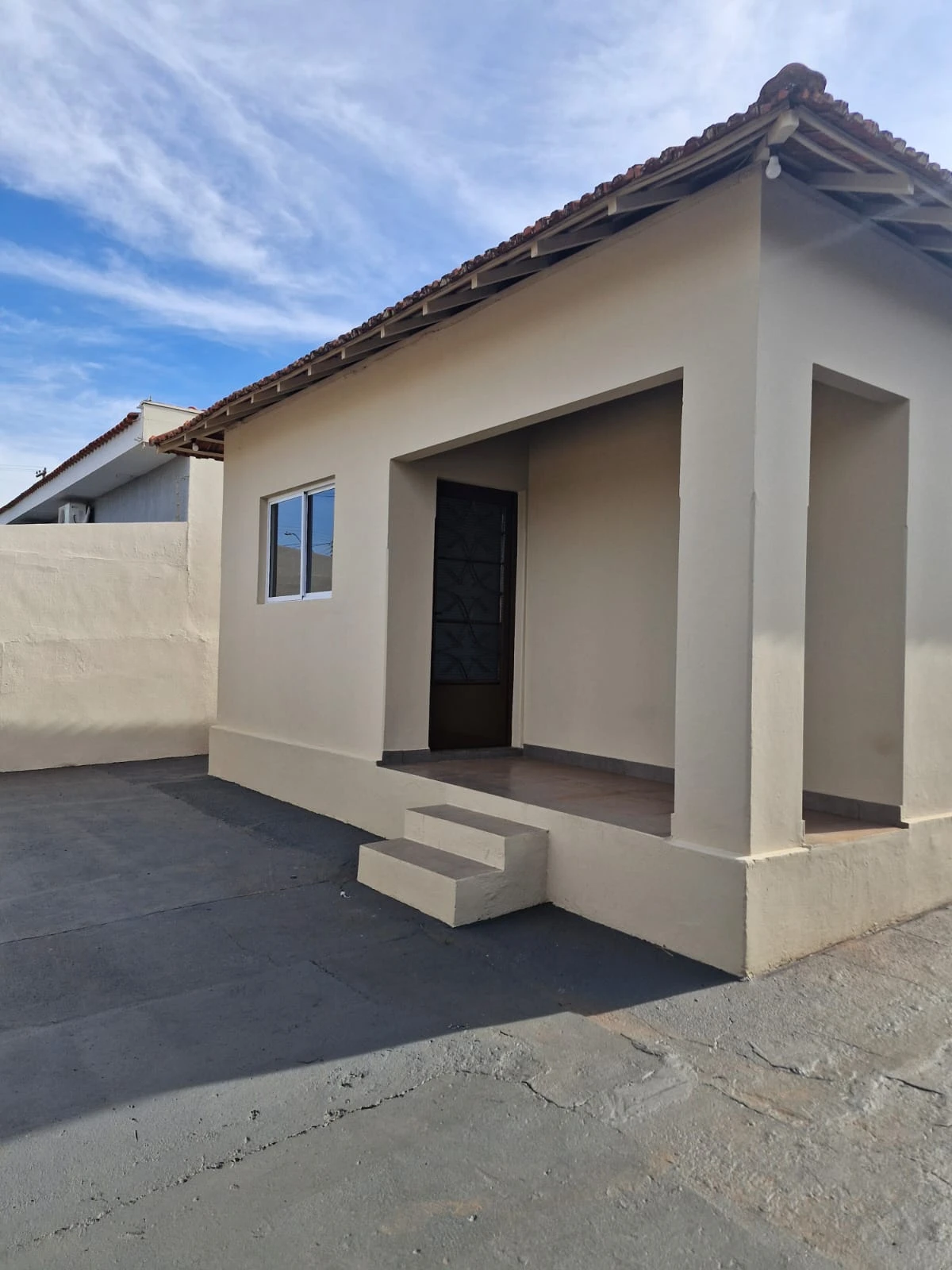 Casa com 3 dormitórios recém reformada