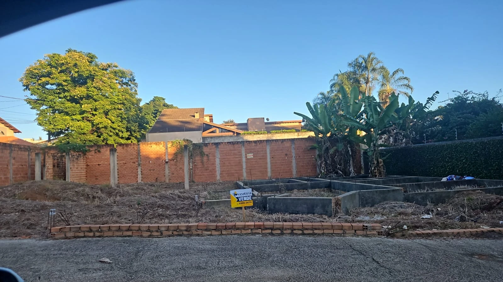 Terreno de esquina com 492 m2