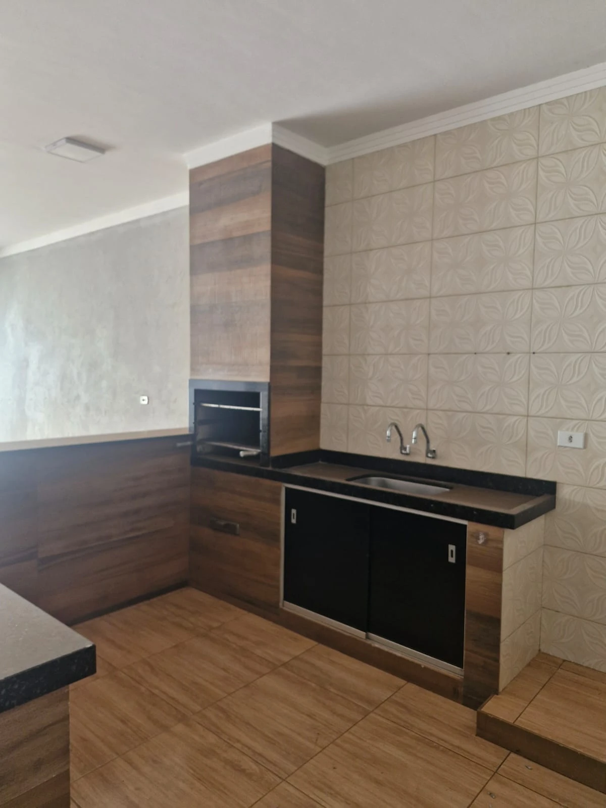 Casa com 3 dormitórios (sendo 1 suíte), área de lazer com churraqueira.