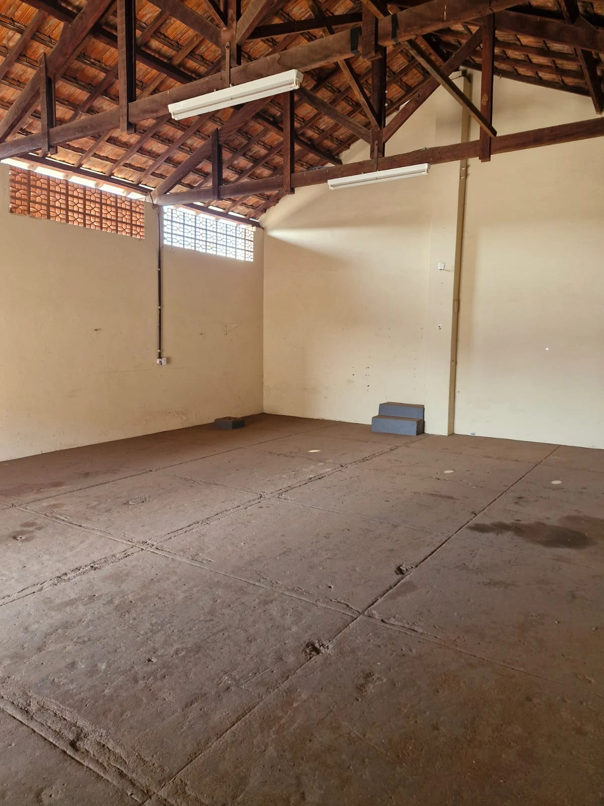 Barracão no Centro com amplo espaço externo