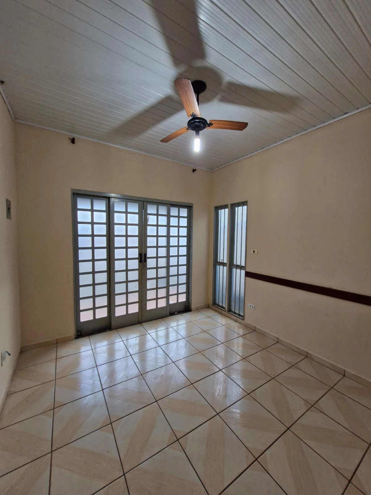 Casa com 2 dormitórios (sendo 1 suíte)
