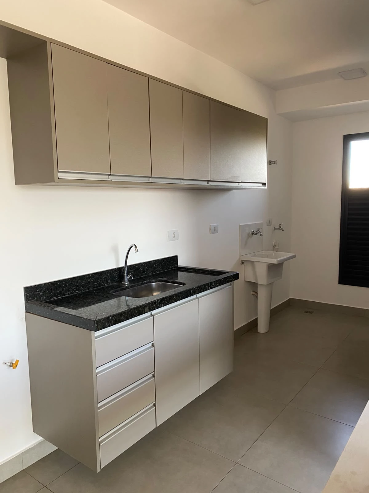 Apartamento com 1 dormitório e móveis planejados