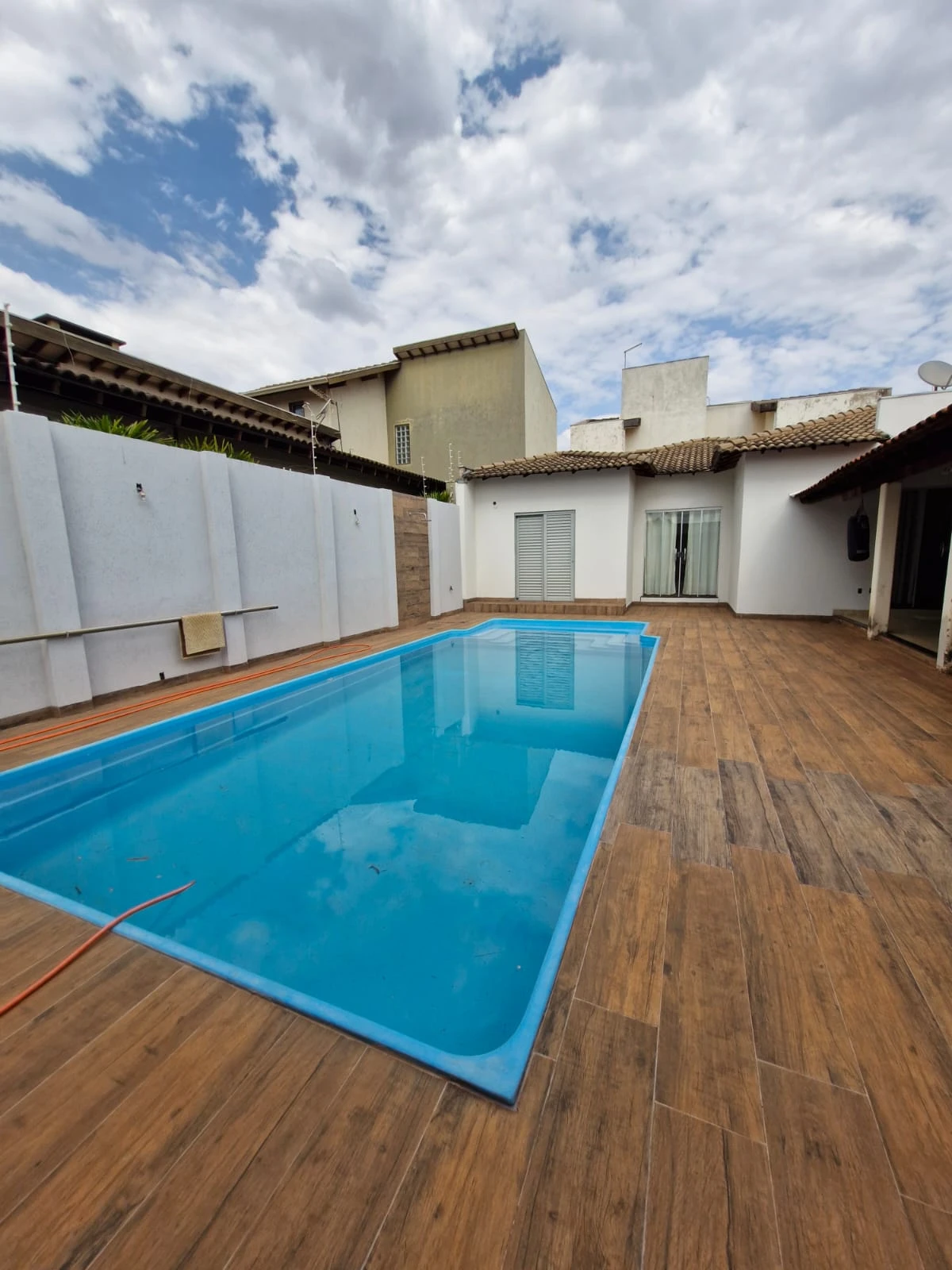 Casa com 3 dormitórios (sendo 1 suíte) e ampla área de lazer