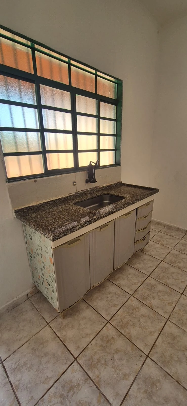 Casa com 2 suítes e amplo quintal