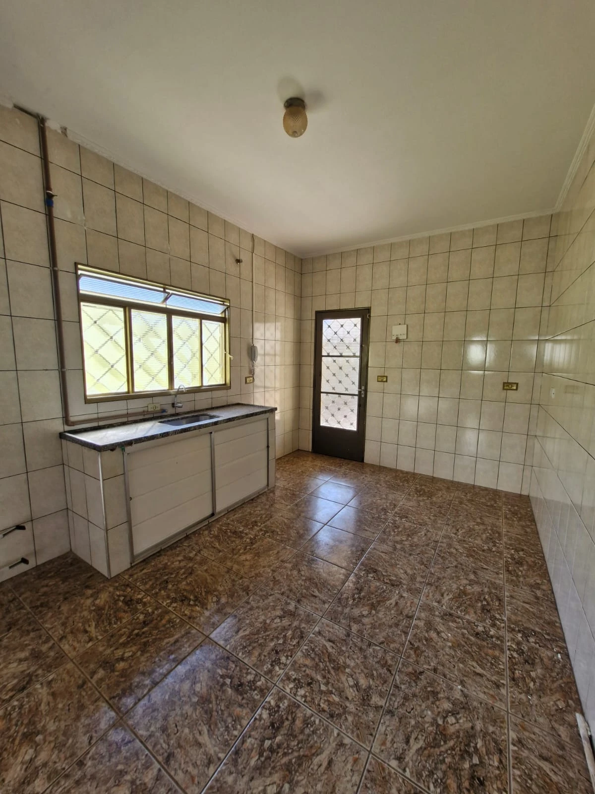Casa com 2 dormitórios e amplo quintal