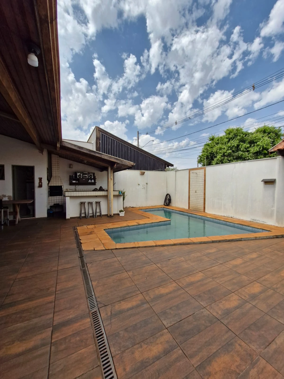 Casa com 2 dormitórios (sendo 1 suíte) e ampla área de lazer