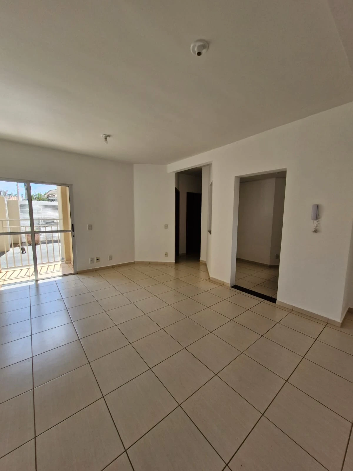 Apartamento com 2 dormitórios (sendo 1 suíte) e 2 vagas de garagem.