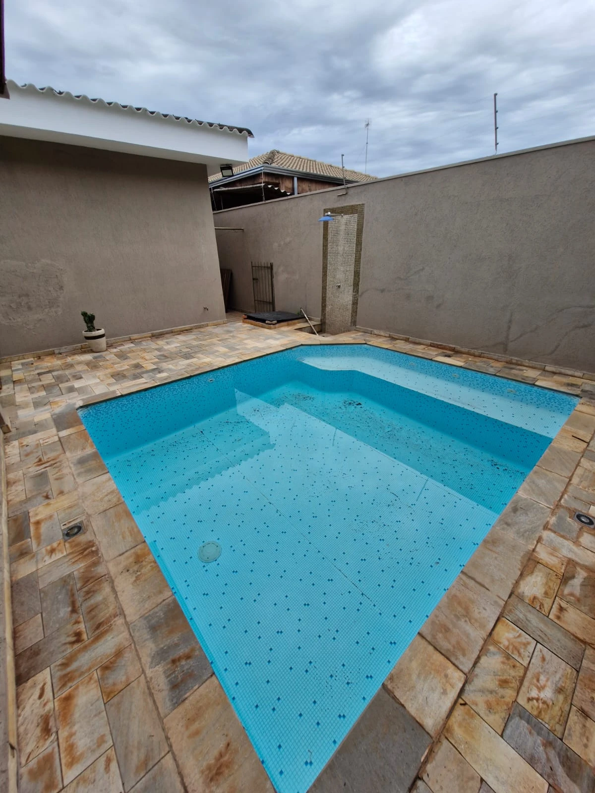 Casa com 3 dormitórios e área de lazer com piscina e churrasqueira