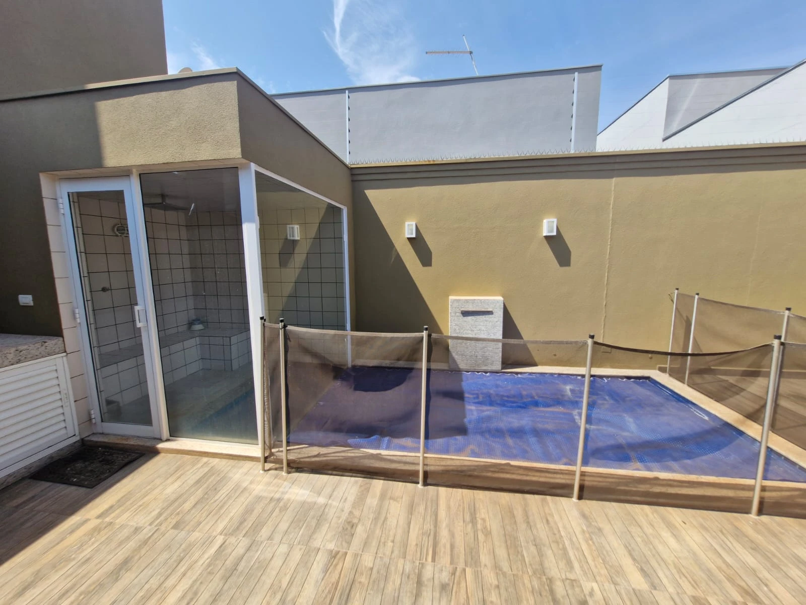 Casa em condomínio fechado com 3 dormitórios (sendo 1 suíte com closet)