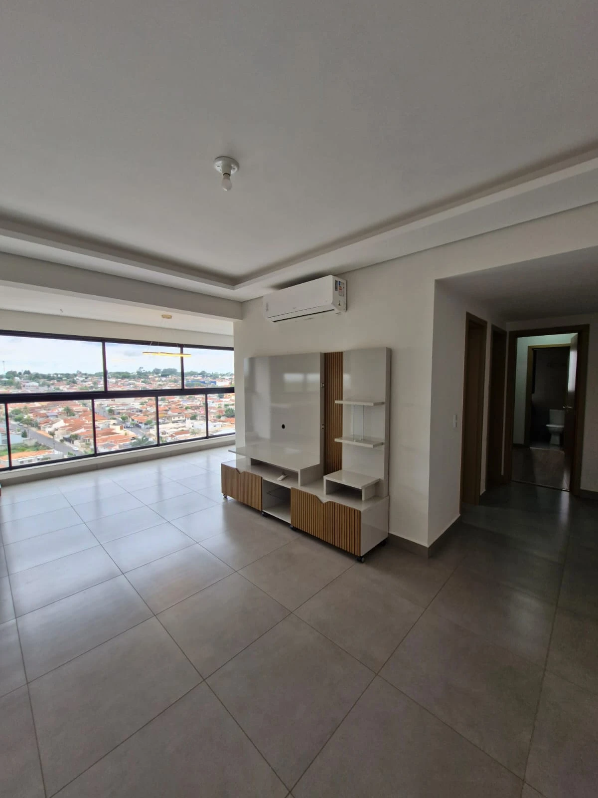 Apartamento no centro com 2 suítes (sendo 1 delas com closet)
